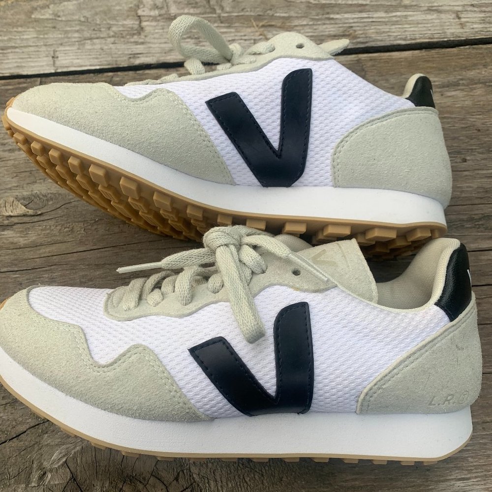 Veja Women Sneakers, size 6